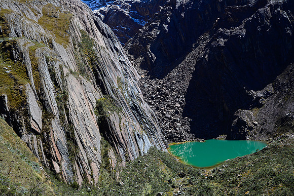 The small lake northeast of Alto de Pucaraju