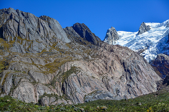 The slopes northeast of Alto de Pucaraju, with Taulliraju on the right