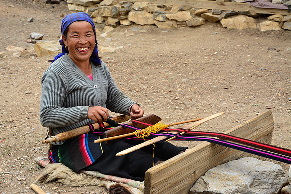 A woman weaving in Ringmo