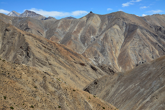 Descending from the Muri La toward Chanpola Goth