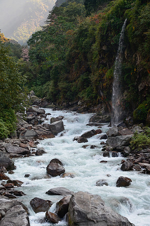The Ghunsa Khola between Sekathum and Amjilosa