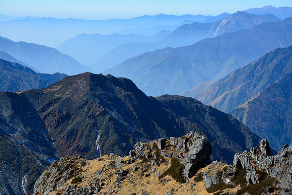 Looking southwest between the Mirgin La and the Sinion La