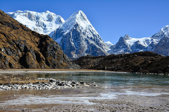 Approaching Rathong along the Simbuwa Khola