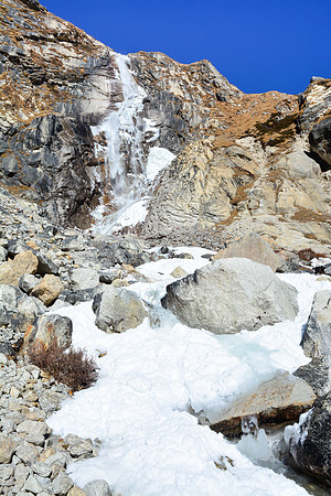 Waterfall en route from Kambachen to Ramtang
