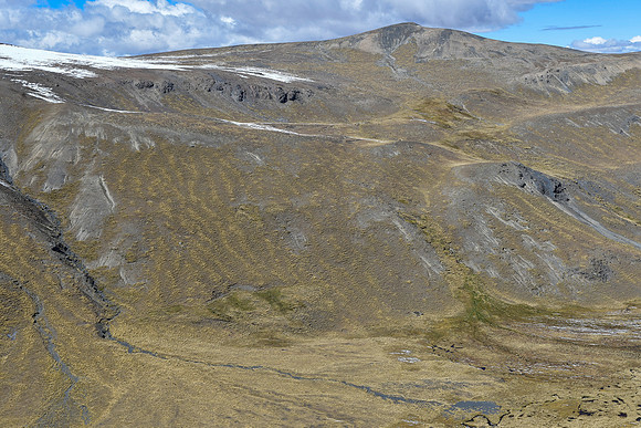 The ridge east of Laguna Sistana from the pass north of Cerro Milluni