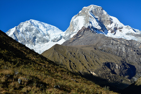 Huascarán Sur and  Huascarán Norte from the trail to Laguna 69