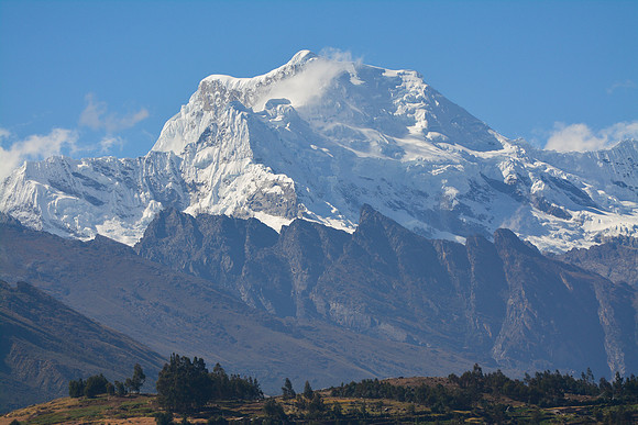 Hualcán from the road between Yungay and the Llanganuco Lakes