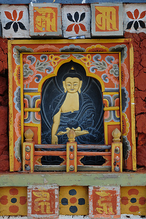 Artwork on one of the chortens of the Druk Wangyul Memorial on the Dochu La