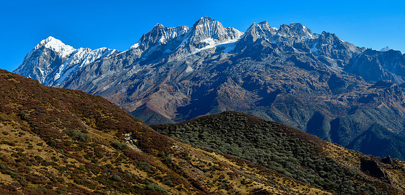 Pandim and the peaks on the ridge south of Pandim, from the ridge southeast of Dzongri