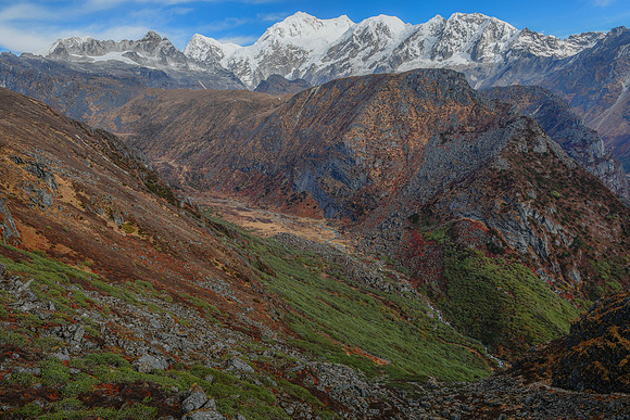 Looking down into the valley of the Tikip Chu en route from Panding to Dzongri