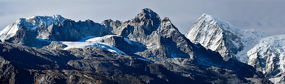 Kokthang (on the left) and Rathong (on the right), with an unnamed rocky peak between them, from the ridge northeast of Panding