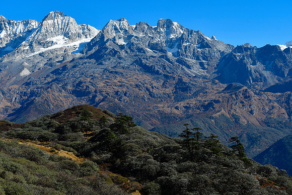 The peaks on the ridge south of Pandim from the ridge southeast of Dzongri