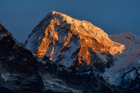 Rathong at sunrise from the ridge northeast of Panding