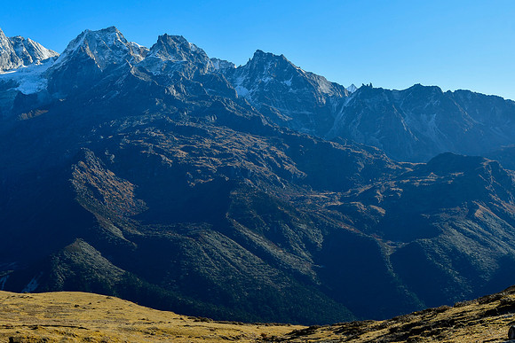 The peaks on the ridge south of Pandim from Dzongri