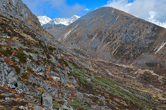 Looking north from Kokling Pass, with Kokthang and Rathong in the distance
