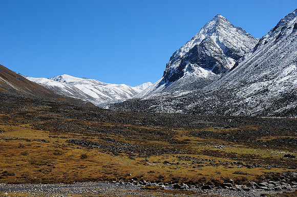 Looking up the route to Tsorim lake from Djundje