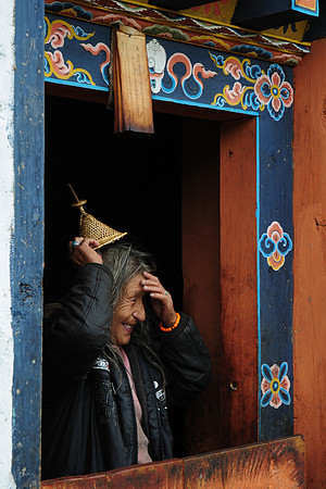 Woman in Laya wearing traditional bamboo hat