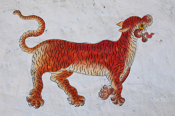 Tiger painting on a house in Thanza