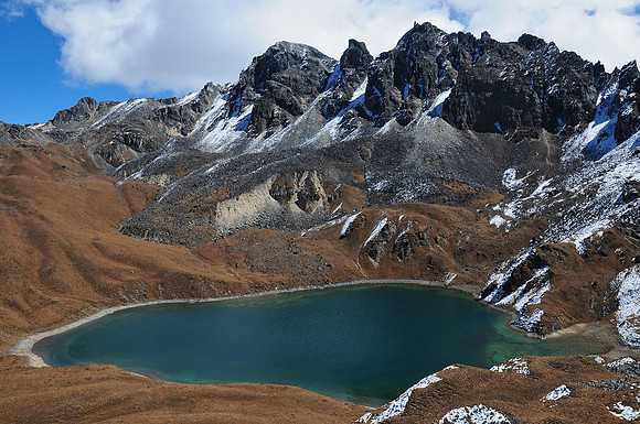 The lake on the approach to the Saga La