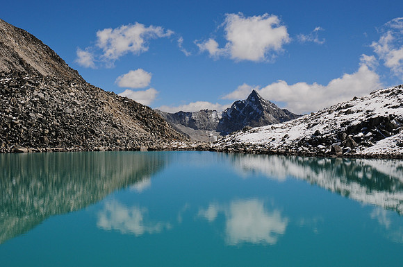 Small lake southeast of the Gophu La