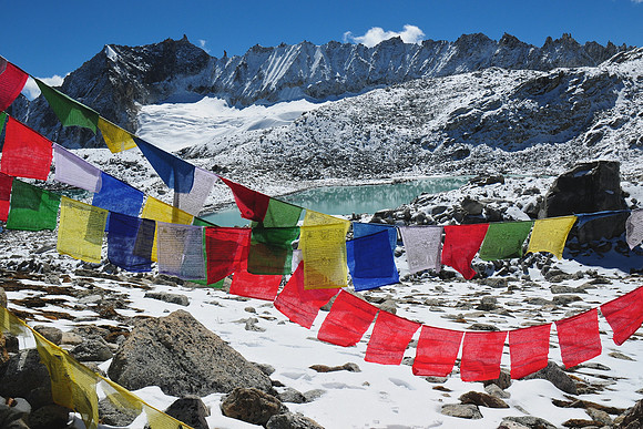 Prayer flags on the Gophu La