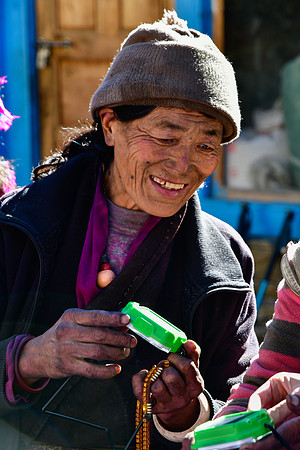 A villager in Ngakyu Leru with her new Light Education Development solar light